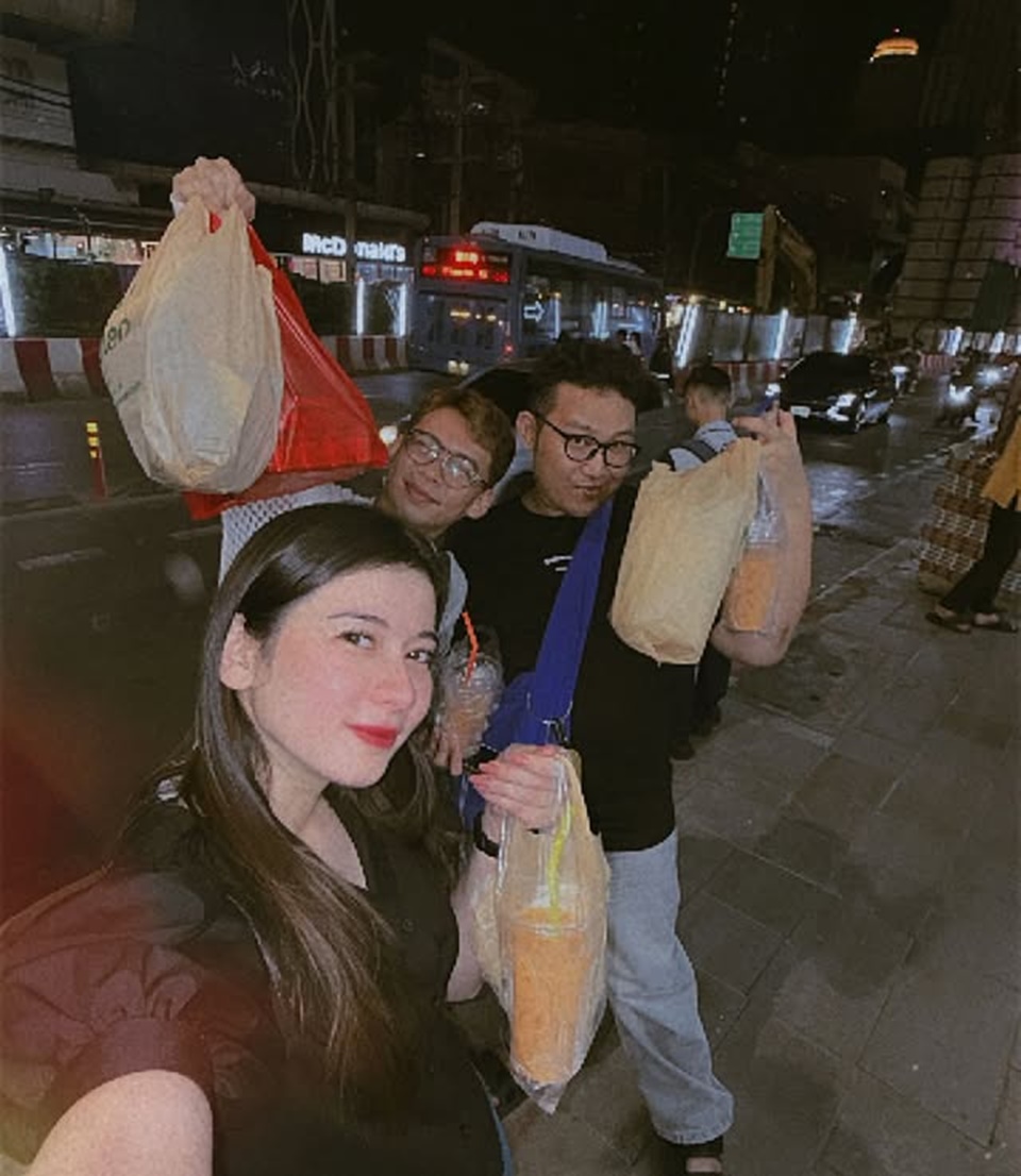 Iris Wullur Jalan-Jalan Malam Bareng Teman